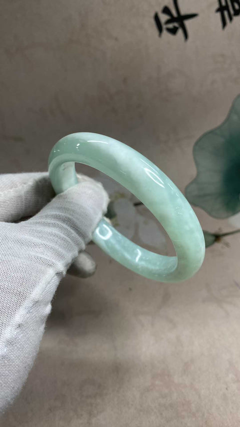 Gelang giok Xiuyan yang indah—biru langit dan tembus cahaya, lebar sedang, diameter dalam: 62,2 mm, lebar samping: 13 mm, termasuk biaya pengiriman dan pajak.