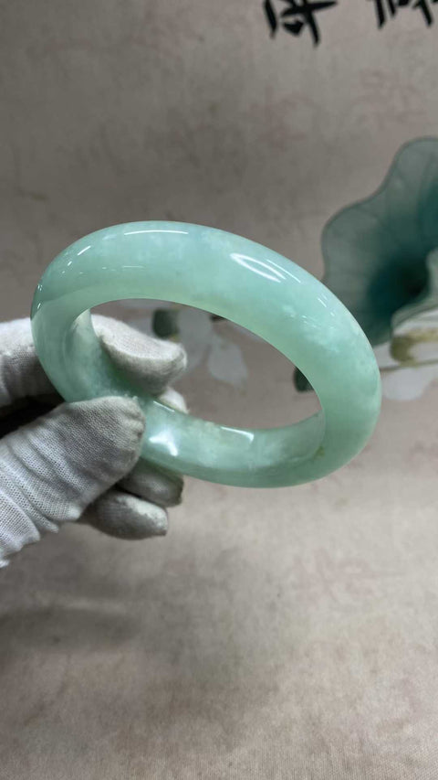 Gelang giok Xiuyan yang indah – Biru Langit, Lebar Sedang, Diameter Dalam: 58,2 mm, Lebar Samping: 15,8 mm. Semua batu terbentuk secara alami. Harga sudah termasuk ongkos kirim dan pajak.