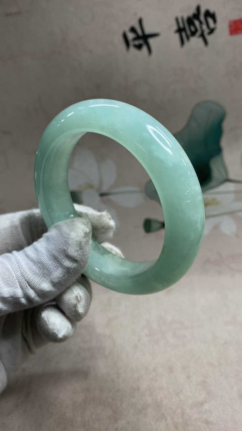 Gelang giok Xiuyan yang indah – Biru Langit, Lebar Sedang, Diameter Dalam: 58,2 mm, Lebar Samping: 15,8 mm. Semua batu terbentuk secara alami. Harga sudah termasuk ongkos kirim dan pajak.