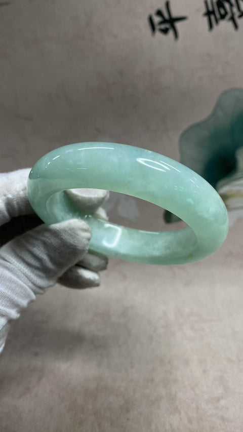 Gelang giok Xiuyan yang indah – Biru Langit, Lebar Sedang, Diameter Dalam: 58,2 mm, Lebar Samping: 15,8 mm. Semua batu terbentuk secara alami. Harga sudah termasuk ongkos kirim dan pajak.