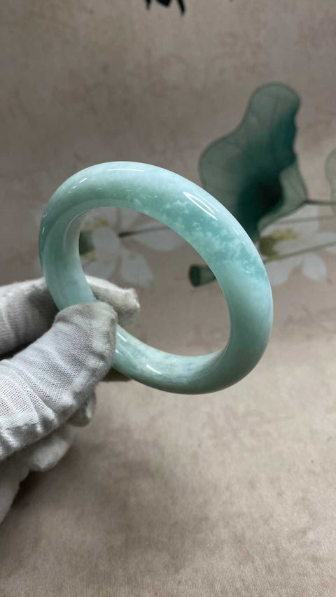 Gelang giok Xiuyan yang indah—biru langit, diameter dalam: 54,4 mm, lebar tepi: 12,7 mm. Semua batu terbentuk secara alami. Biaya kirim dan pajak sudah termasuk.