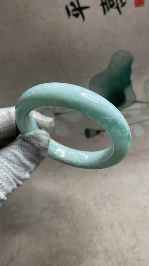 Gelang giok Xiuyan yang indah—biru langit, diameter dalam: 54,4 mm, lebar tepi: 12,7 mm. Semua batu terbentuk secara alami. Biaya kirim dan pajak sudah termasuk.