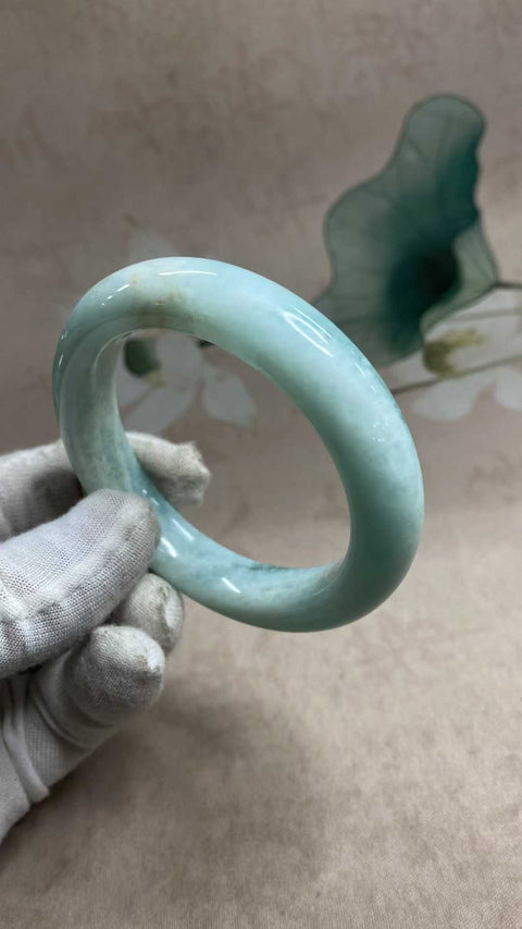Gelang giok Xiuyan yang indah—biru langit, diameter dalam: 54,4 mm, lebar tepi: 12,7 mm. Semua batu terbentuk secara alami. Biaya kirim dan pajak sudah termasuk.