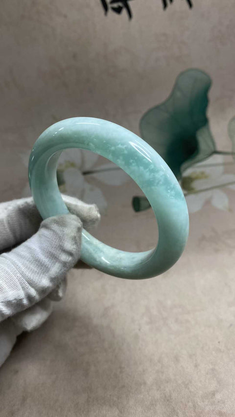 Gelang giok Xiuyan yang indah—biru langit, diameter dalam: 54,4 mm, lebar tepi: 12,7 mm. Semua batu terbentuk secara alami. Biaya kirim dan pajak sudah termasuk.