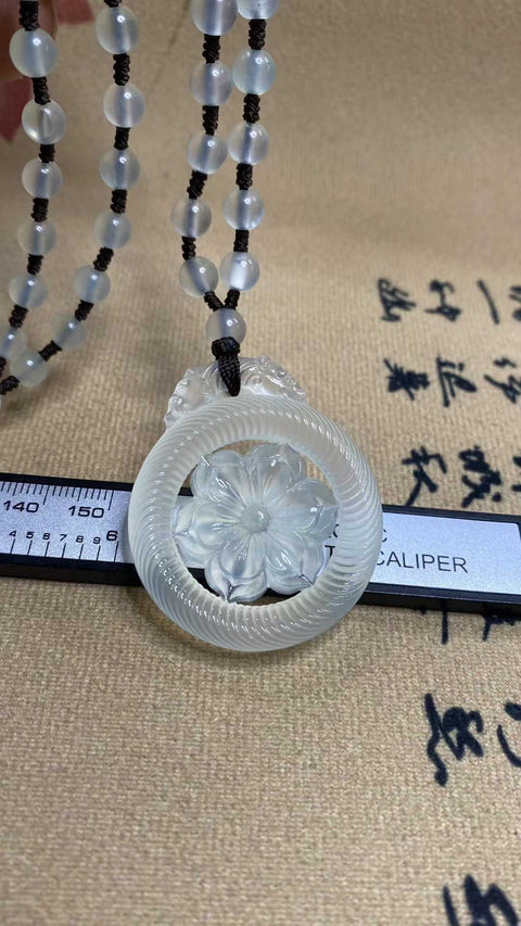 Kedamaian dan Kemakmuran: Liontin giok Xiuyan yang indah, dingin dan tembus cahaya, dengan kilau berkilau, dipadukan dengan manik-manik yang serasi. Dimensi: 43 x 36,9 mm, manik-manik: 6,3 mm. Harga sudah termasuk ongkos kirim dan pajak.