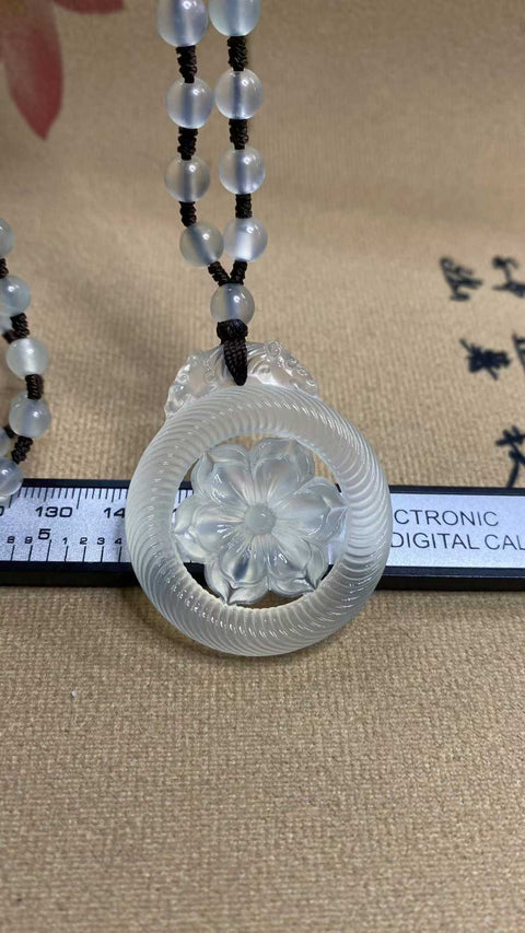 Kedamaian dan Kemakmuran: Liontin giok Xiuyan yang indah, dingin dan tembus cahaya, dengan kilau berkilau, dipadukan dengan manik-manik yang serasi. Dimensi: 43 x 36,9 mm, manik-manik: 6,3 mm. Harga sudah termasuk ongkos kirim dan pajak.