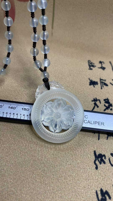 Kedamaian dan Kemakmuran: Liontin giok Xiuyan yang indah, dingin dan tembus cahaya, dengan kilau berkilau, dipadukan dengan manik-manik yang serasi. Dimensi: 43 x 36,9 mm, manik-manik: 6,3 mm. Harga sudah termasuk ongkos kirim dan pajak.