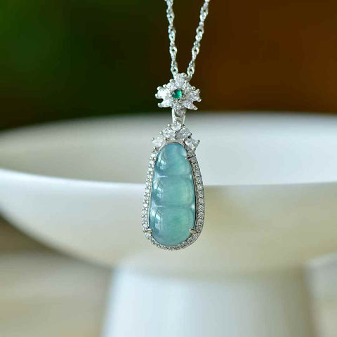 Liontin Perak Sterling 30022#925 Bertahtakan Giok Air Biru dan Zirkon: Desain yang unik dan modis, gioknya hangat dan lembut, dan liontinnya menarik perhatian dan memukau. Spesifikasi: (10*22 mm) Termasuk ongkos kirim dan pajak.