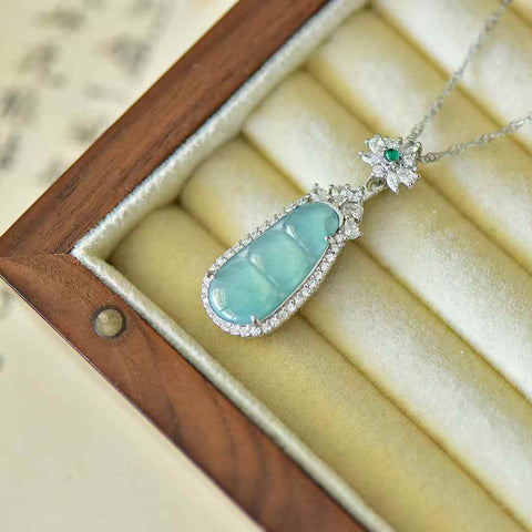 Liontin Perak Sterling 30022#925 Bertahtakan Giok Air Biru dan Zirkon: Desain yang unik dan modis, gioknya hangat dan lembut, dan liontinnya menarik perhatian dan memukau. Spesifikasi: (10*22 mm) Termasuk ongkos kirim dan pajak.