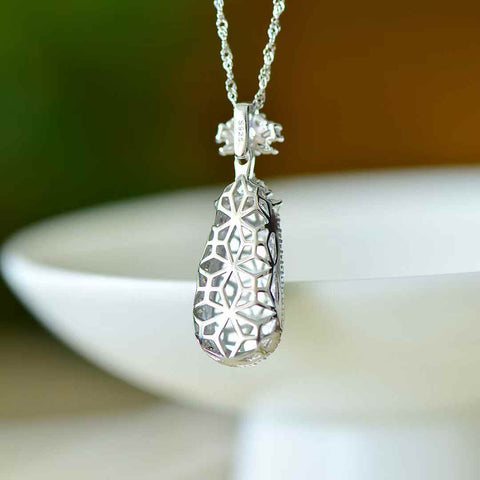 Liontin Perak Sterling 30022#925 Bertahtakan Giok Air Biru dan Zirkon: Desain yang unik dan modis, gioknya hangat dan lembut, dan liontinnya menarik perhatian dan memukau. Spesifikasi: (10*22 mm) Termasuk ongkos kirim dan pajak.