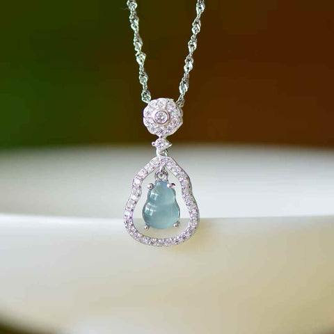 Liontin cabochon labu giok biru bertatahkan perak 30023#925 dengan zirkon. Desainnya unik dan modis, gioknya hangat dan lembut, dan efek pemakaiannya memikat. Spesifikasi giok: (6*8). Biaya kirim dan pajak sudah termasuk.