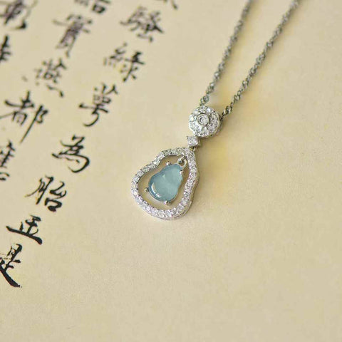 Liontin cabochon labu giok biru bertatahkan perak 30023#925 dengan zirkon. Desainnya unik dan modis, gioknya hangat dan lembut, dan efek pemakaiannya memikat. Spesifikasi giok: (6*8). Biaya kirim dan pajak sudah termasuk.