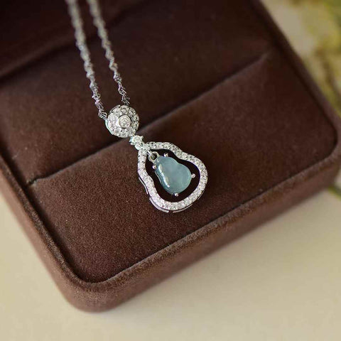 Liontin cabochon labu giok biru bertatahkan perak 30023#925 dengan zirkon. Desainnya unik dan modis, gioknya hangat dan lembut, dan efek pemakaiannya memikat. Spesifikasi giok: (6*8). Biaya kirim dan pajak sudah termasuk.