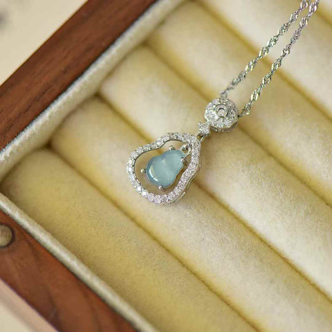 Liontin cabochon labu giok biru bertatahkan perak 30023#925 dengan zirkon. Desainnya unik dan modis, gioknya hangat dan lembut, dan efek pemakaiannya memikat. Spesifikasi giok: (6*8). Biaya kirim dan pajak sudah termasuk.