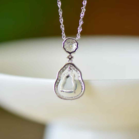 Liontin cabochon labu giok biru bertatahkan perak 30023#925 dengan zirkon. Desainnya unik dan modis, gioknya hangat dan lembut, dan efek pemakaiannya memikat. Spesifikasi giok: (6*8). Biaya kirim dan pajak sudah termasuk.