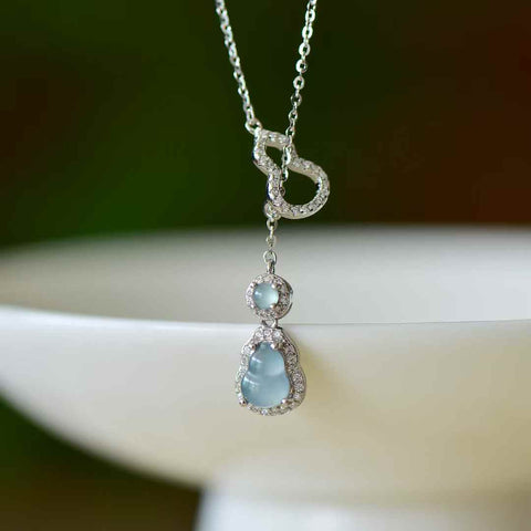 Liontin perak sterling 30009#925 bertatahkan labu giok biru dan zirkon. Desainnya unik dan modis, gioknya hangat dan halus, dan efek pemakaiannya memikat. Spesifikasi giok: (5*5). Biaya pengiriman dan pajak sudah termasuk.