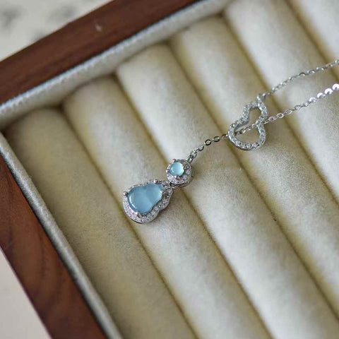 Liontin perak sterling 30009#925 bertatahkan labu giok biru dan zirkon. Desainnya unik dan modis, gioknya hangat dan halus, dan efek pemakaiannya memikat. Spesifikasi giok: (5*5). Biaya pengiriman dan pajak sudah termasuk.