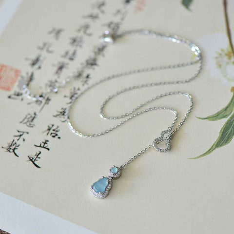 Liontin perak sterling 30009#925 bertatahkan labu giok biru dan zirkon. Desainnya unik dan modis, gioknya hangat dan halus, dan efek pemakaiannya memikat. Spesifikasi giok: (5*5). Biaya pengiriman dan pajak sudah termasuk.