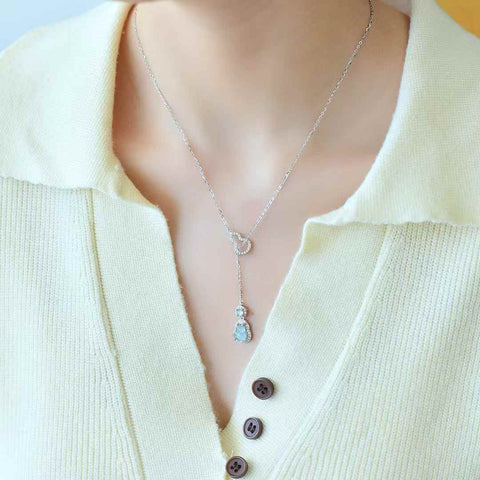 Liontin perak sterling 30009#925 bertatahkan labu giok biru dan zirkon. Desainnya unik dan modis, gioknya hangat dan halus, dan efek pemakaiannya memikat. Spesifikasi giok: (5*5). Biaya pengiriman dan pajak sudah termasuk.