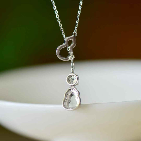 Liontin perak sterling 30009#925 bertatahkan labu giok biru dan zirkon. Desainnya unik dan modis, gioknya hangat dan halus, dan efek pemakaiannya memikat. Spesifikasi giok: (5*5). Biaya pengiriman dan pajak sudah termasuk.