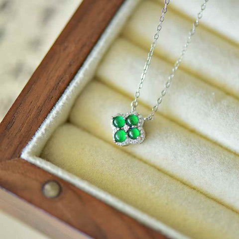 Liontin Perak Cabochon Semanggi Empat Daun Bertahtakan Giok Perak Sterling 30008#925: Desain baru dan modis, kualitas giok yang hangat dan halus, menarik perhatian dan memukau saat dikenakan. Spesifikasi Giok: (1” 3*3) termasuk ongkos kirim dan pajak.