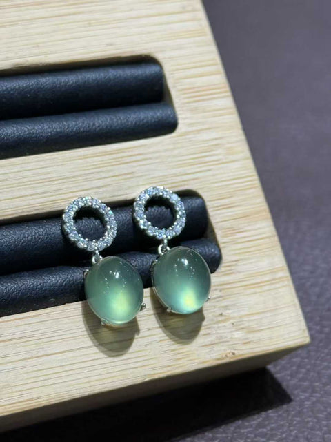 Anting giok Xiuyan dengan tatahan perak! Ukuran cabochon: 11mm x 9mm. Harga sudah termasuk ongkos kirim dan pajak.
