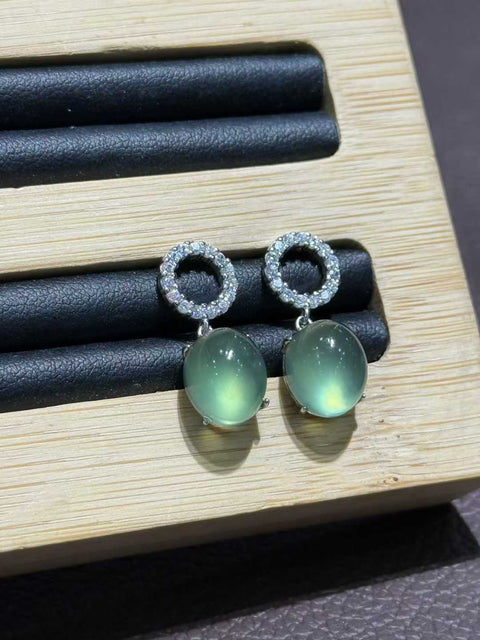 Anting giok Xiuyan dengan tatahan perak! Ukuran cabochon: 11mm x 9mm. Harga sudah termasuk ongkos kirim dan pajak.