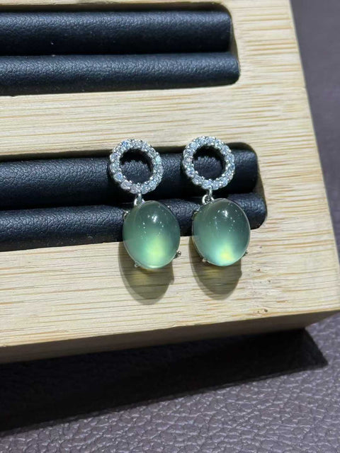 Anting giok Xiuyan dengan tatahan perak! Ukuran cabochon: 11mm x 9mm. Harga sudah termasuk ongkos kirim dan pajak.