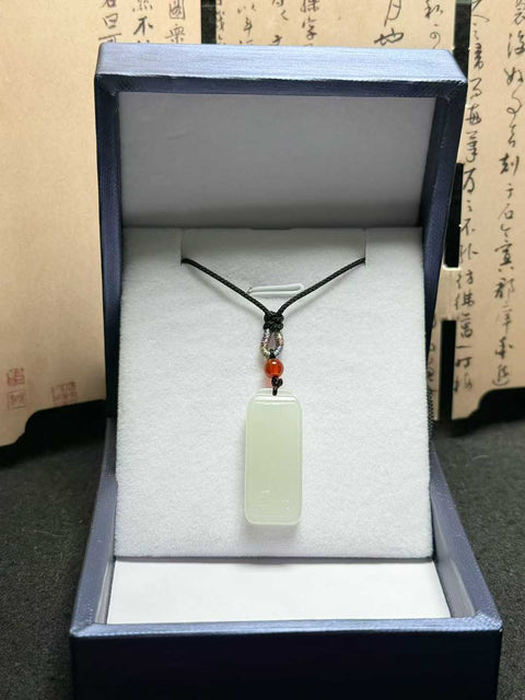 Liontin "Kedamaian dan Keselamatan" giok Hetian putih bulan, ukuran sekitar 28×12×6mm. Harga sudah termasuk ongkos kirim dan pajak.