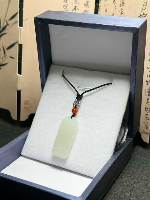 Liontin "Kedamaian dan Keselamatan" giok Hetian putih bulan, ukuran sekitar 28×12×6mm. Harga sudah termasuk ongkos kirim dan pajak.