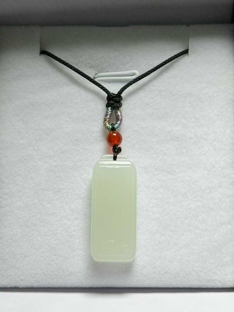 Liontin "Kedamaian dan Keselamatan" giok Hetian putih bulan, ukuran sekitar 28×12×6mm. Harga sudah termasuk ongkos kirim dan pajak.