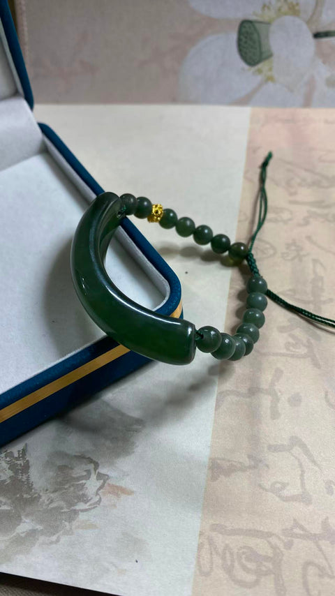 Gelang giok Xiuyan yang indah dengan warna hijau penuh; ukuran yang dapat disesuaikan; ukuran giok: 59 x 10 mm; termasuk biaya pengiriman dan pajak.