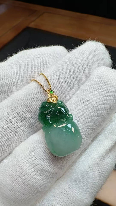 Jadeite Grade A, Pixiu jadeite es tambang tua Burma, tatahan emas 18 karat, rantai perak 925! Sempurna, ongkos kirim dan pajak sudah termasuk.