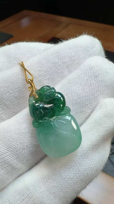 Jadeite Grade A, Pixiu jadeite es tambang tua Burma, tatahan emas 18 karat, rantai perak 925! Sempurna, ongkos kirim dan pajak sudah termasuk.