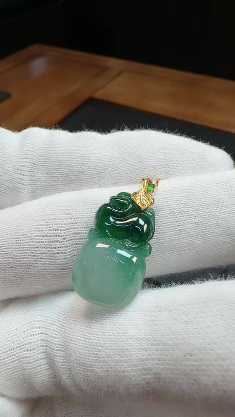 Jadeite Grade A, Pixiu jadeite es tambang tua Burma, tatahan emas 18 karat, rantai perak 925! Sempurna, ongkos kirim dan pajak sudah termasuk.