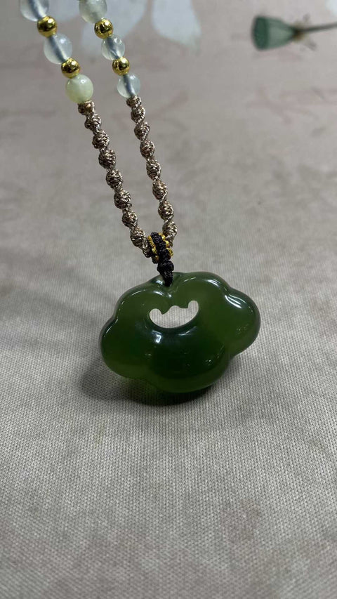 Awan Keberuntungan dan Ruyi: Liontin giok Xiuyan yang indah, berwarna hijau pekat, melambangkan keberuntungan dalam segala hal. Ukuran: 32 x 32 mm. Biaya pengiriman dan pajak sudah termasuk.