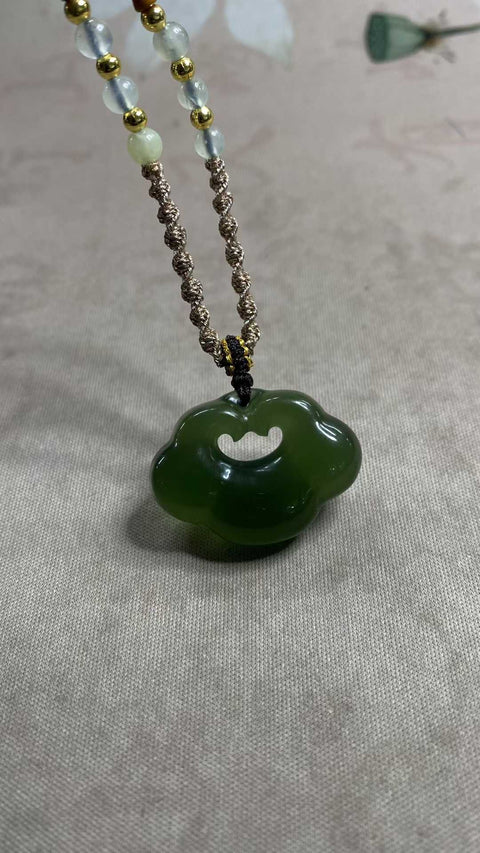 Awan Keberuntungan dan Ruyi: Liontin giok Xiuyan yang indah, berwarna hijau pekat, melambangkan keberuntungan dalam segala hal. Ukuran: 32 x 32 mm. Biaya pengiriman dan pajak sudah termasuk.