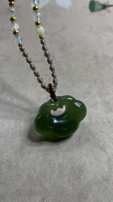 Awan Keberuntungan dan Ruyi: Liontin giok Xiuyan yang indah, berwarna hijau pekat, melambangkan keberuntungan dalam segala hal. Ukuran: 32 x 32 mm. Biaya pengiriman dan pajak sudah termasuk.