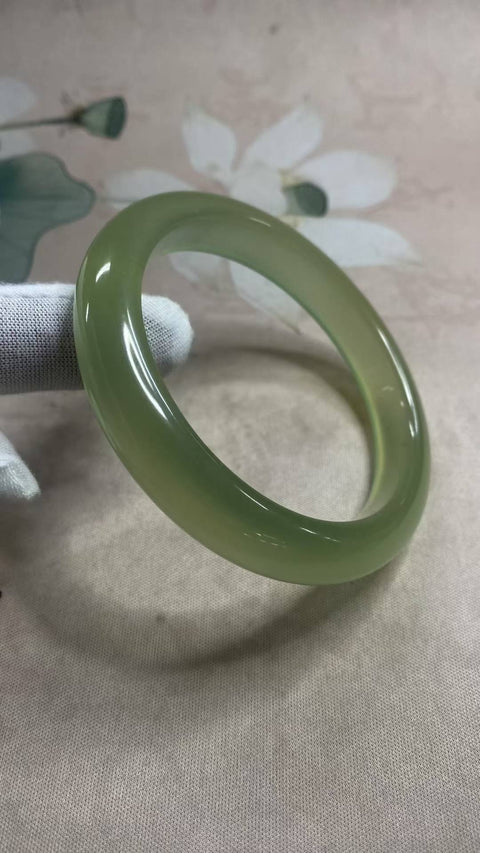 Gelang giok Xiuyan yang indah, berwarna hijau es dan tembus cahaya, diameter dalam: 65,5 mm, lebar tepi: 12,7 mm. Semua batu terbentuk secara alami. Biaya kirim dan pajak sudah termasuk.