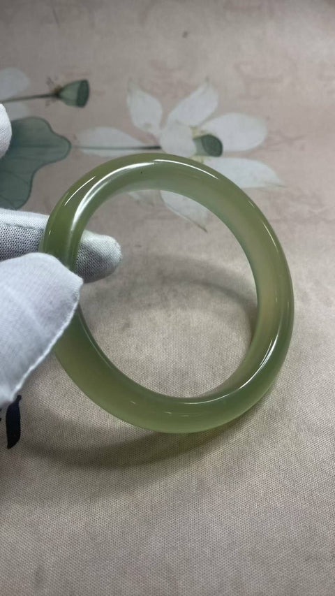 Gelang giok Xiuyan yang indah, berwarna hijau es dan tembus cahaya, diameter dalam: 65,5 mm, lebar tepi: 12,7 mm. Semua batu terbentuk secara alami. Biaya kirim dan pajak sudah termasuk.