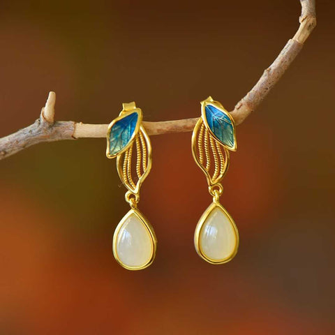 Anting perak sterling 7737-2# 925 bertatahkan giok Hetian, menampilkan tekstur yang hangat dan halus. Melambangkan keluarga yang makmur dan kaya, serta kehadiran giok berharga. Ukuran: 6*9 cm (termasuk ongkos kirim dan pajak).