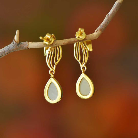 Anting perak sterling 7737-2# 925 bertatahkan giok Hetian, menampilkan tekstur yang hangat dan halus. Melambangkan keluarga yang makmur dan kaya, serta kehadiran giok berharga. Ukuran: 6*9 cm (termasuk ongkos kirim dan pajak).