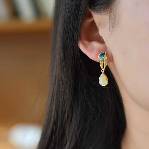 Anting perak sterling 7737-2# 925 bertatahkan giok Hetian, menampilkan tekstur yang hangat dan halus. Melambangkan keluarga yang makmur dan kaya, serta kehadiran giok berharga. Ukuran: 6*9 cm (termasuk ongkos kirim dan pajak).