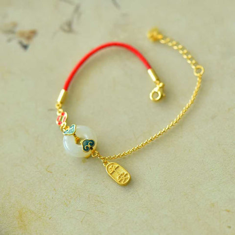 Gelang giok Hetian enamel bertatahkan perak 925 8271-2# "Perdamaian dan Keamanan". Gioknya hangat dan lembut, dengan desain yang sederhana dan elegan. Biaya pengiriman dan pajak sudah termasuk.