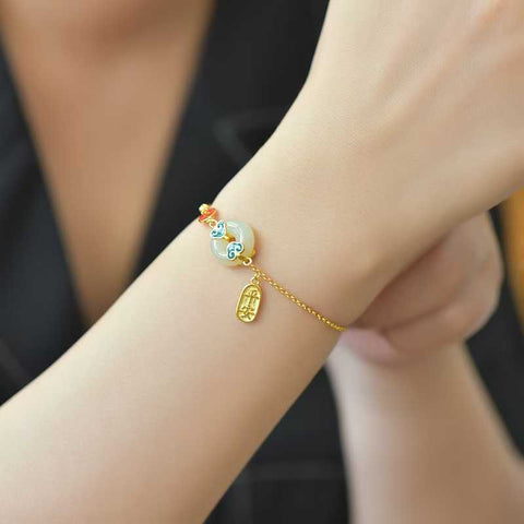 Gelang giok Hetian enamel bertatahkan perak 925 8271-2# "Perdamaian dan Keamanan". Gioknya hangat dan lembut, dengan desain yang sederhana dan elegan. Biaya pengiriman dan pajak sudah termasuk.