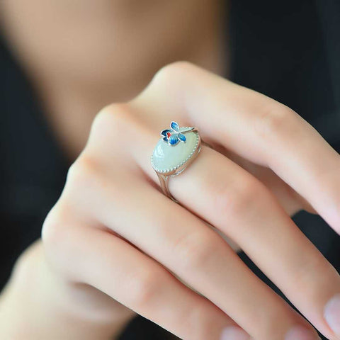 Cincin perak sterling 9447#925 dengan set teratai giok putih Hetian dan enamel awan keberuntungan. Desain sederhana dan elegan, giok halus dan lembut. Dimensi giok: 10*14 cm. Biaya pengiriman dan pajak sudah termasuk.