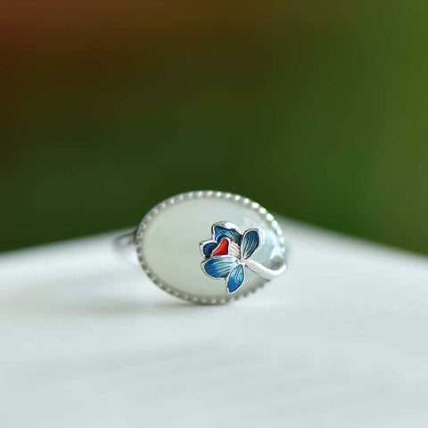 Cincin perak sterling 9447#925 dengan set teratai giok putih Hetian dan enamel awan keberuntungan. Desain sederhana dan elegan, giok halus dan lembut. Dimensi giok: 10*14 cm. Biaya pengiriman dan pajak sudah termasuk.