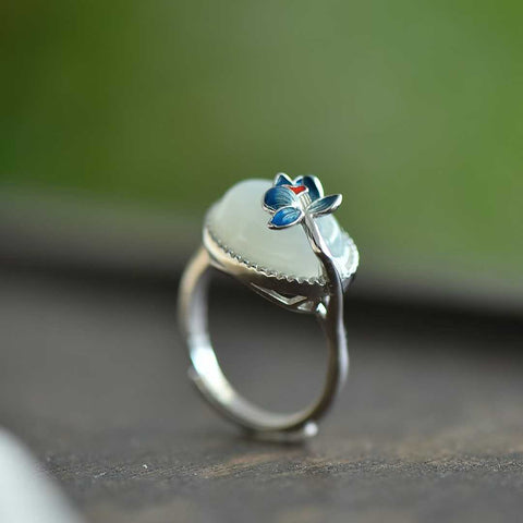 Cincin perak sterling 9447#925 dengan set teratai giok putih Hetian dan enamel awan keberuntungan. Desain sederhana dan elegan, giok halus dan lembut. Dimensi giok: 10*14 cm. Biaya pengiriman dan pajak sudah termasuk.