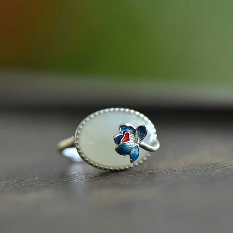 Cincin perak sterling 9447#925 dengan set teratai giok putih Hetian dan enamel awan keberuntungan. Desain sederhana dan elegan, giok halus dan lembut. Dimensi giok: 10*14 cm. Biaya pengiriman dan pajak sudah termasuk.