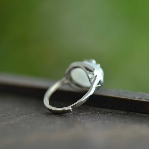 Cincin perak sterling 9447#925 dengan set teratai giok putih Hetian dan enamel awan keberuntungan. Desain sederhana dan elegan, giok halus dan lembut. Dimensi giok: 10*14 cm. Biaya pengiriman dan pajak sudah termasuk.